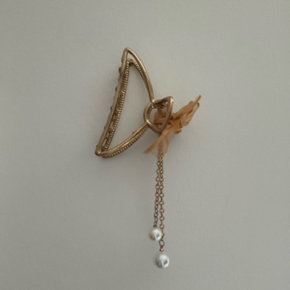Accessories - Gold Tone Pearl Drop Metal Jaw Hair Clip
